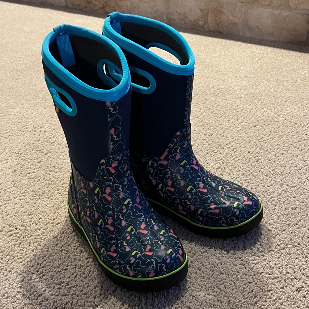 Bogs girls snow boots size 4, dogs and cats pattern, navy blue. Like new!